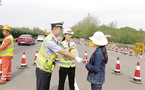 女子下車透氣與丈夫失散 交警助力團(tuán)圓