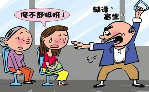 女生理期坐愛心座椅被罵 年輕人是否應(yīng)該讓座