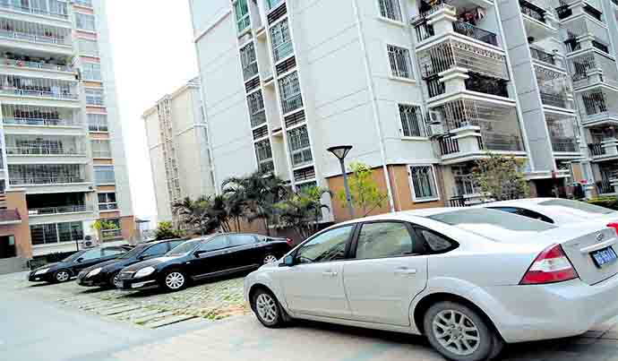 小區(qū)業(yè)主為節(jié)省停車費 3車同用一車牌