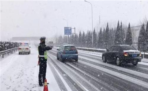 冰雪路面下坡怎樣開車 高速遭遇冰雪路面駕駛有什么技巧